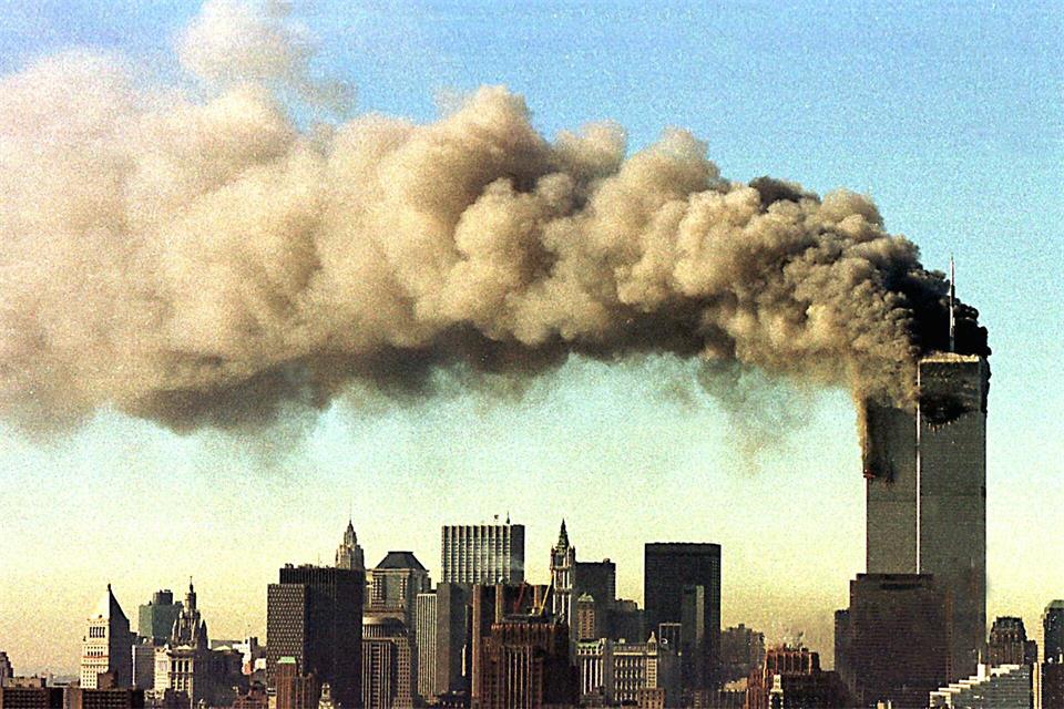 11. September 2001: Die Türme des World Trade Center brannten und fielen später beide zusammen, nachdem sie von entführten Passagierflugzeugen getroffen worden waren. (Archivbild)---/dpa