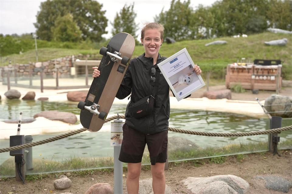 1.100 Kilometer und mehr als 1.700 Euro für die Seehundstation in Friedrichskoog. Mia Djuric ist mit ihrem Skateboard von Oslo zur Seehundstation gerollt - auch, um Spenden zu sammeln. Gerald Wintzer/dpa
