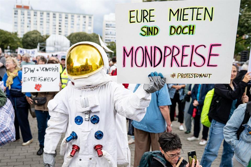 11.000 Menschen haben sich nach Veranstalterangaben an einer Demo für bezahlbare Mieten in Berlin beteiligt.Fabian Sommer/dpa