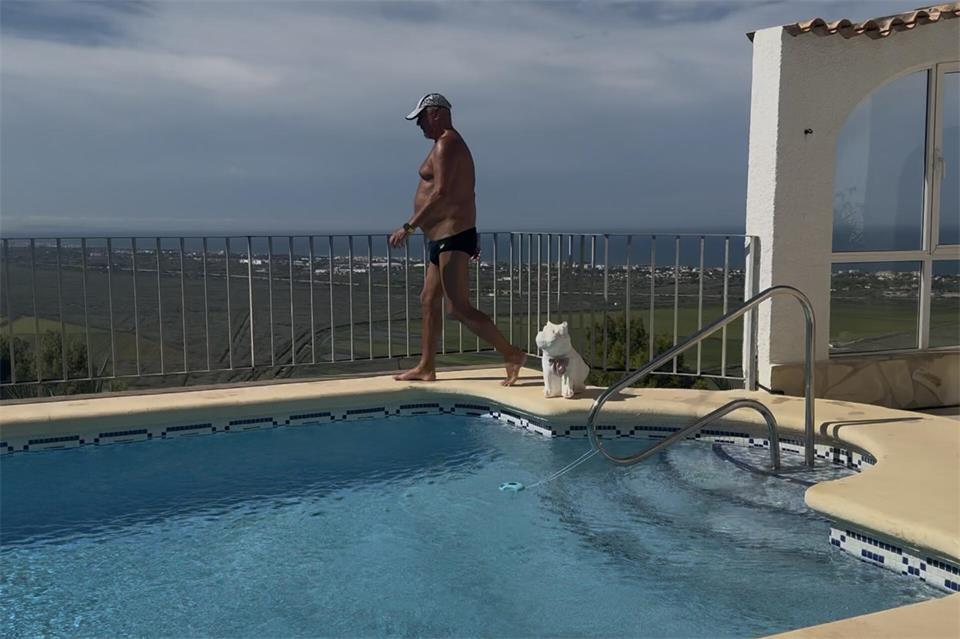 111,11 Kilometer ist Rainer Kauczor aus Reken nun um den immer gleichen Pool gelaufen. Der Gründer des 24-Stunden-Laufs wollte auch in seinem Urlaub nicht untätig bleiben.