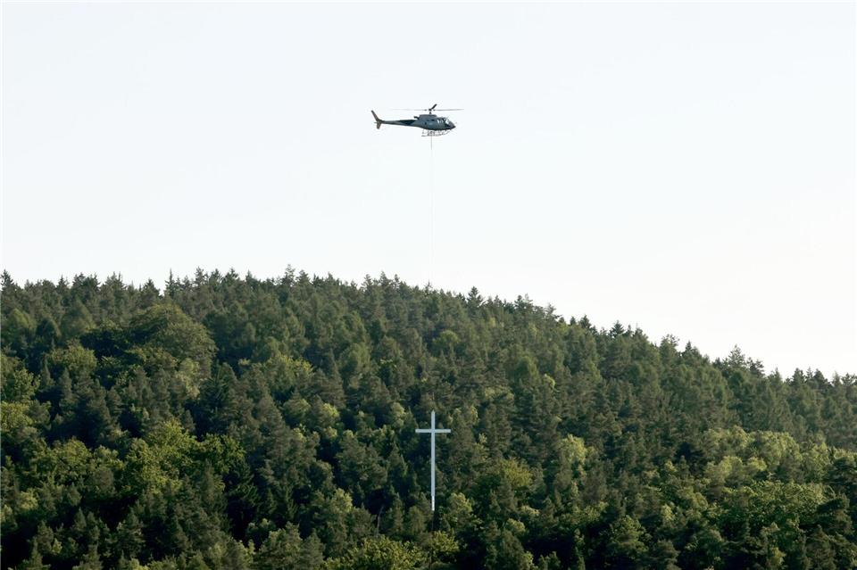 12 Meter hoch und 1,2 Tonnen schwer: Die Stadt Greiz hat ihr Wahrzeichen zurück. Ein Hubschrauber hat das Sophienkreuz, auch „Weißes Kreuz“ genannt, am Samstagmorgen zu dem schwer zugänglichen Aussichtspunkt auf dem Hirschstein  gebracht. Dort thront das denkmalgeschützte Kreuz bereits seit 1838. Sturm und Witterung hatten dem 1985 installierten, alten Kreuz stark zugesetzt.Bodo Schackow/dpa
