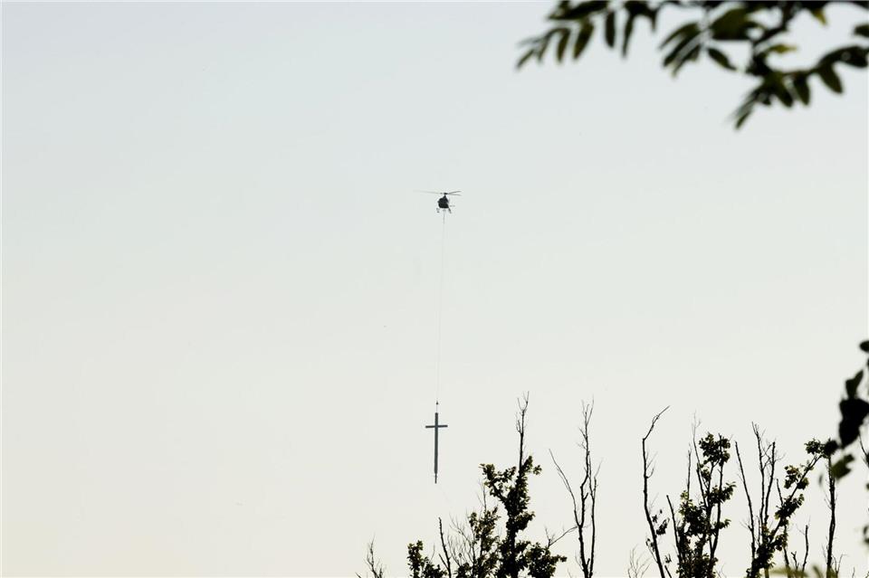 12 Meter hoch und 1,2 Tonnen schwer: Die Stadt Greiz hat ihr Wahrzeichen zurück. Ein Hubschrauber hat das Sophienkreuz, auch „Weißes Kreuz“ genannt, am Samstagmorgen zu dem schwer zugänglichen Aussichtspunkt auf dem Hirschstein gebracht. Dort thront das denkmalgeschützte Kreuz bereits seit 1838. Sturm und Witterung hatten dem 1985 installierten, alten Kreuz stark zugesetzt.Bodo Schackow/dpa