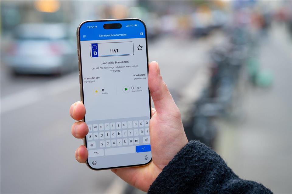 12 Punkte fürs Havelland. Die Kennzeichensammler-App zeigt die Landkreise zu den Kennzeichen-Abkürzungen an und belohnt einen mit Punkten für besonders seltene Kennzeichen.Nico Tapia/dpa-tmn
