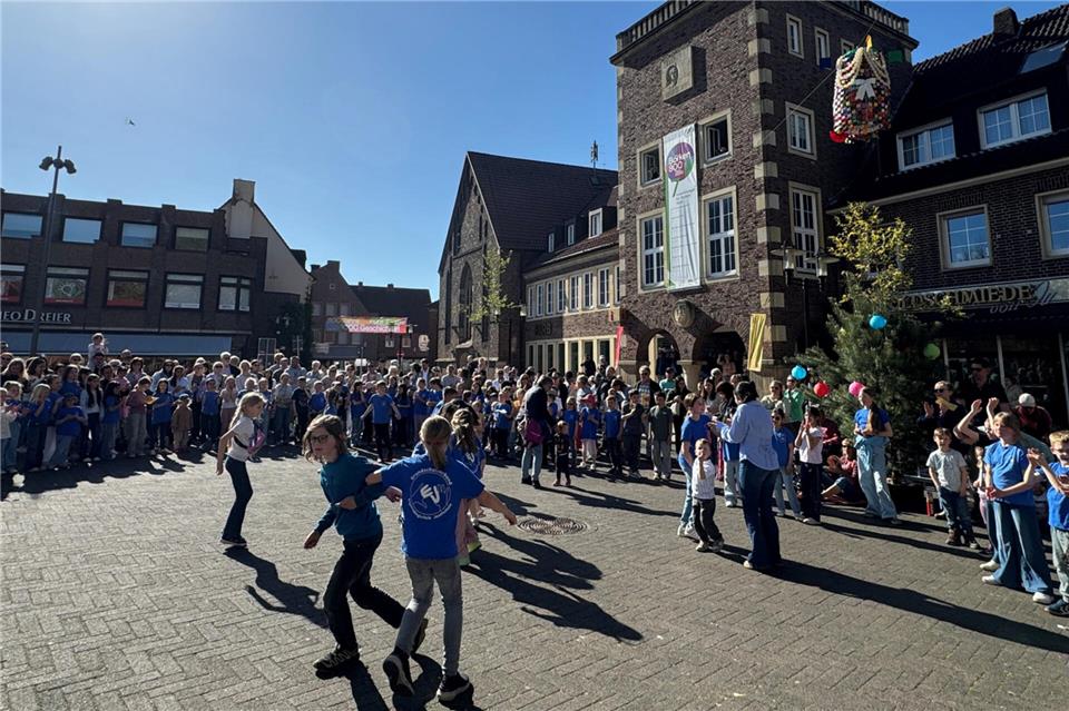 120 Schüler der Josefschule tanzten unter der Maitremse.