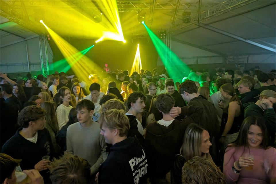 1200 Besucher füllten die beiden Zelte der Heidener Landjugend bei der Party „Xtra Hour“ von Samstag auf Sonntag.
