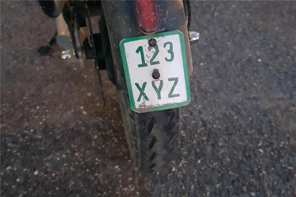 123 XYZ - ein so einfallslos gefälschtes Kennzeichen kam der Polizei verdächtig vor. (Archivbild)Polizei Aachen/dpa