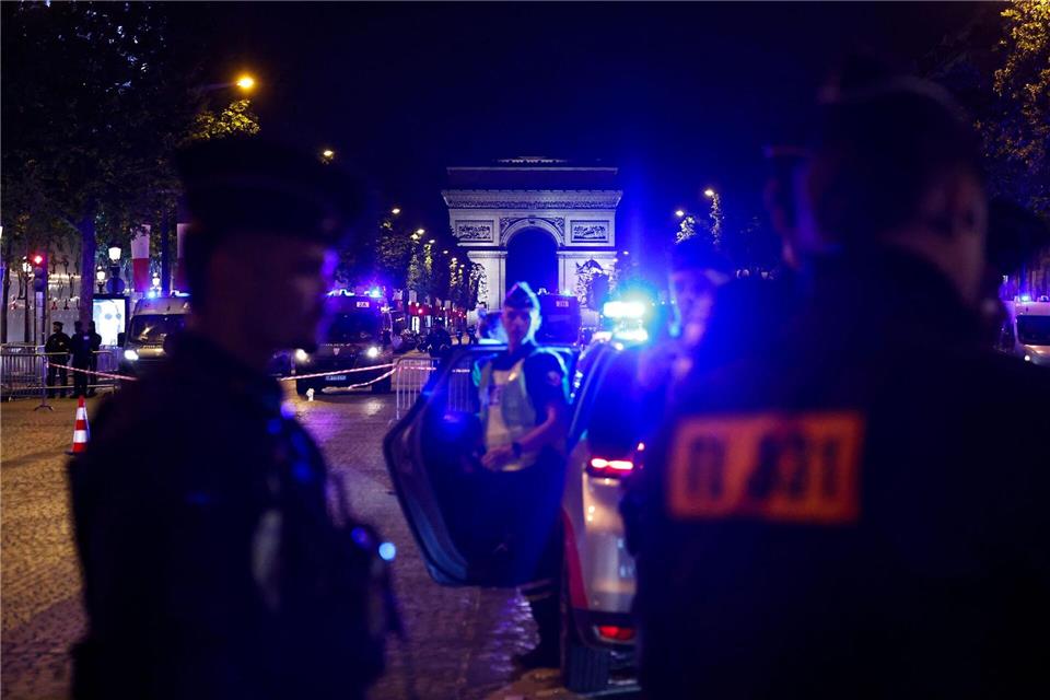 127 Menschen wurden in Paris bei Ausschreitungen festgenommen.Simon Wohlfahrt/AFP/dpa