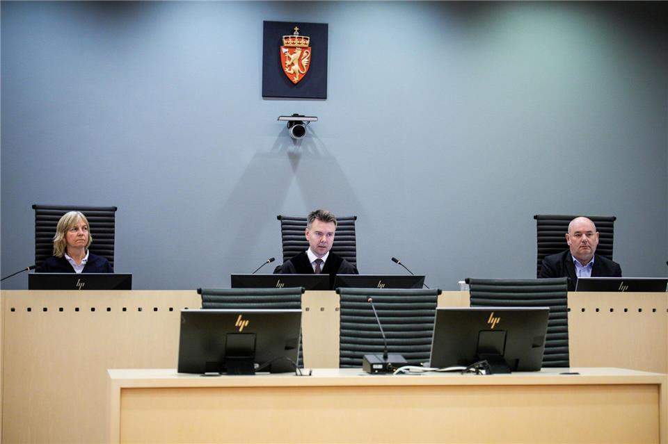 128 Seiten zum Urteil verliest Richter Jon Sverdrup Efjestad (Mitte). Stian Lysberg Solum/NTB/dpa