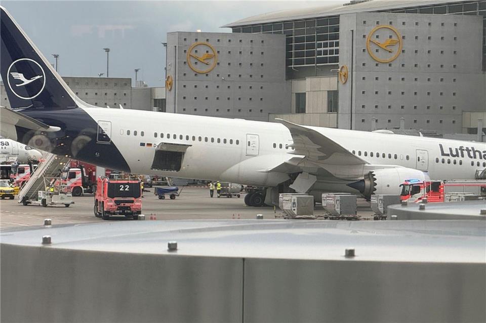 13 Crewmitglieder waren an Bord, als die Maschine das Fahrwerk einklappte.Mike Seeboth/dpa