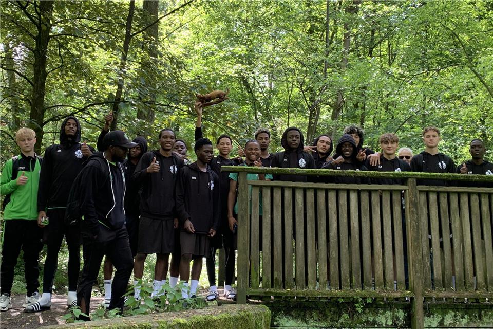 13 Fußballteams aus insgesamt vier verschiedenen Ländern treten an diesem Wochenende am Waldstadion in Velen gegeneinander an.