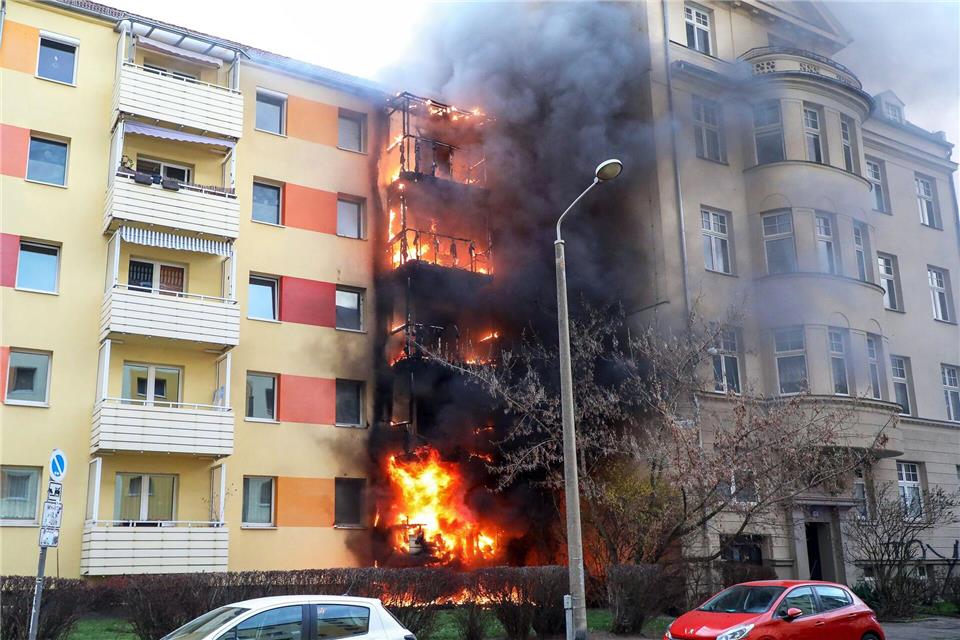 13 betroffene Hausbewohner können wegen des Brandes nicht in ihre Wohnungen zurück.Björn Stach/EHL Media/dpa