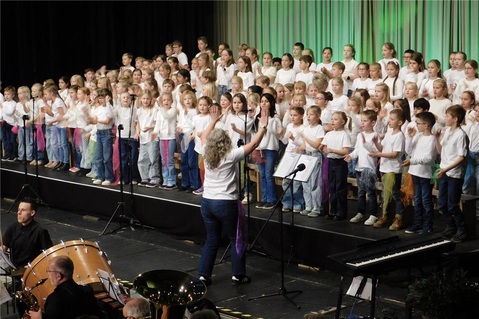 130 Kinder begeisterten am Wochenende gleich zwei Mal auf der Bühne in der Westmünsterlandhalle. Gemeinsam mit der Musikkapelle Heiden studierten die Schüler der Mariengrundschule ein Musical ein.