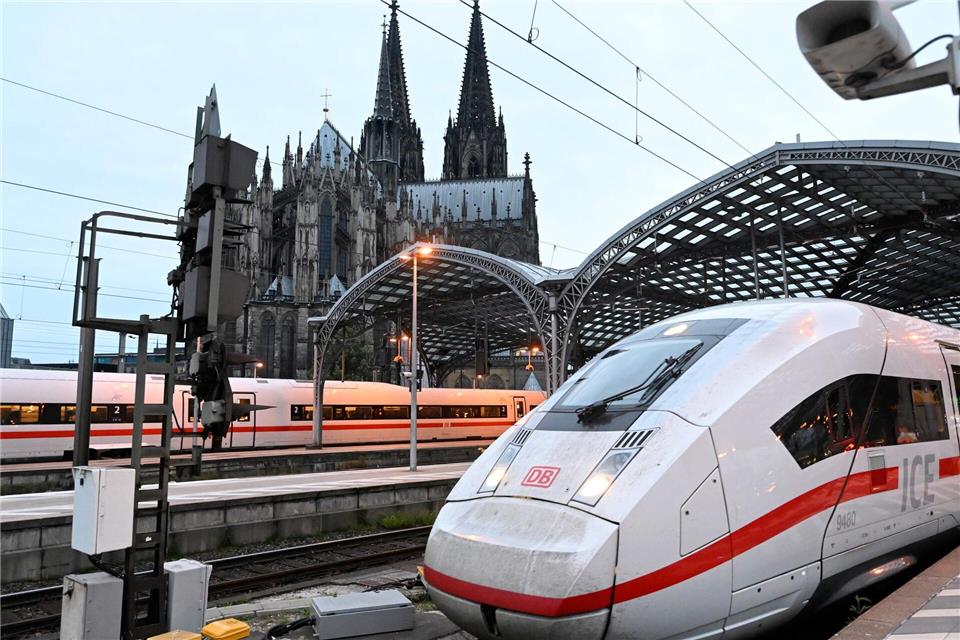 1.300 Züge pro Tag, Hunderttausende Reisende: Der Kölner Hauptbahnhof ist eine zentrale Drehscheibe für den Bahnverkehr. (Archivbild)Roberto Pfeil/dpa