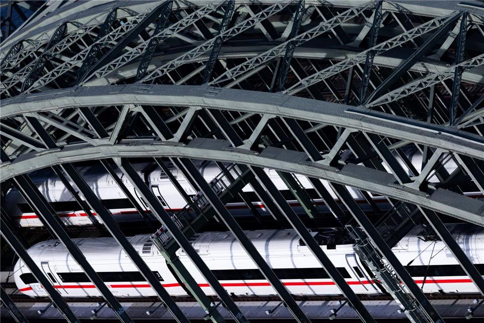 1.300 Züge pro Tag, Hunderttausende Reisende: Der Kölner Hauptbahnhof ist eine zentrale Drehscheibe für den Bahnverkehr.Rolf Vennenbernd/dpa