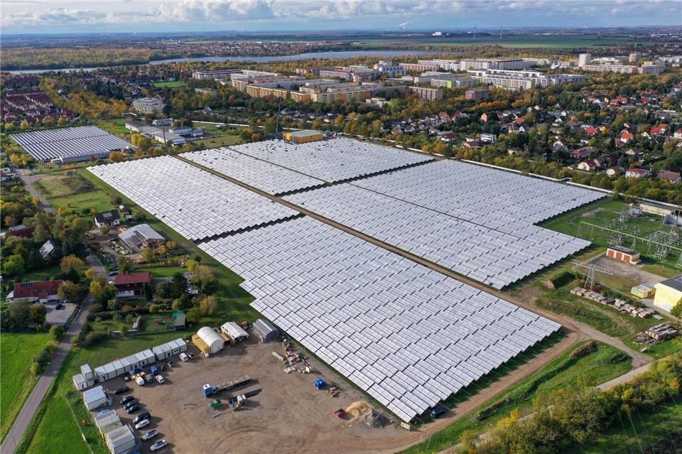Solarthermieanlage geht nächstes Jahr in Leipzig ans Netz  13.200 Kollektoren auf 65.208 Quadratmetern Fläche sollen für klimaneutrale Fernwärme in Leipzig sorgen.Jan Woitas/dpa