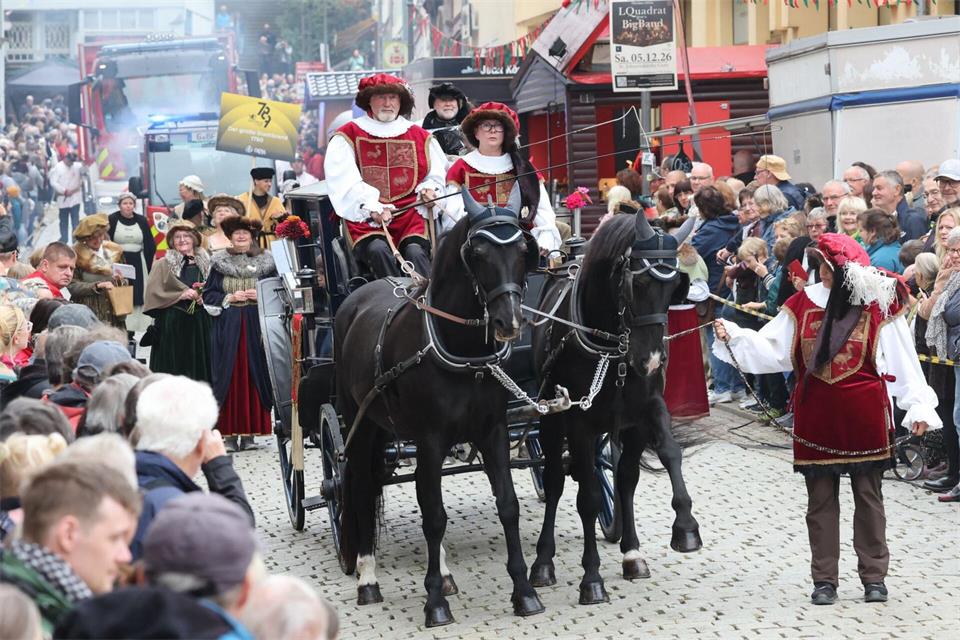 14 Bilder konnten Zuschauer beim Festumzug bestaunen.Bodo Schackow/dpa