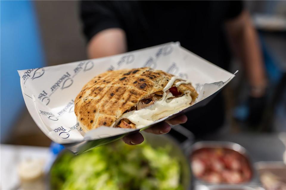 14 Euro kostet eine der gefüllten Teigtaschen. Philipp von Ditfurth/dpa