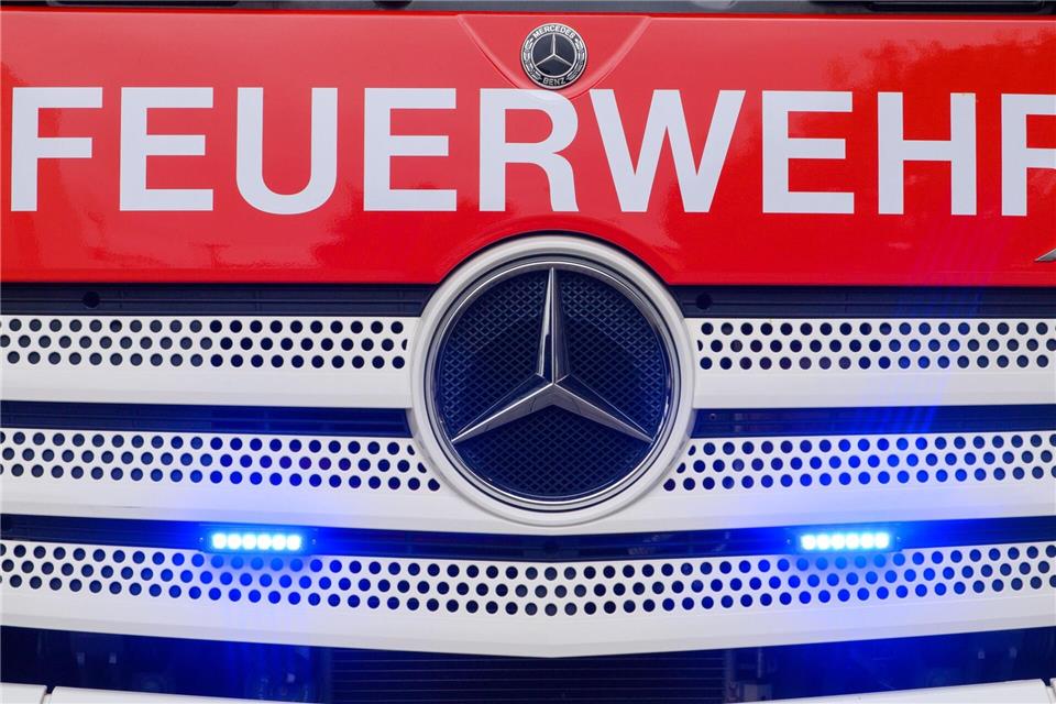 14 Fahrzeuge waren vor Ort, um das brennende Gartenheim einer Kleingartenanlage bei Zwickau zu löschen. (Symbolbild)Klaus-Dietmar Gabbert/dpa