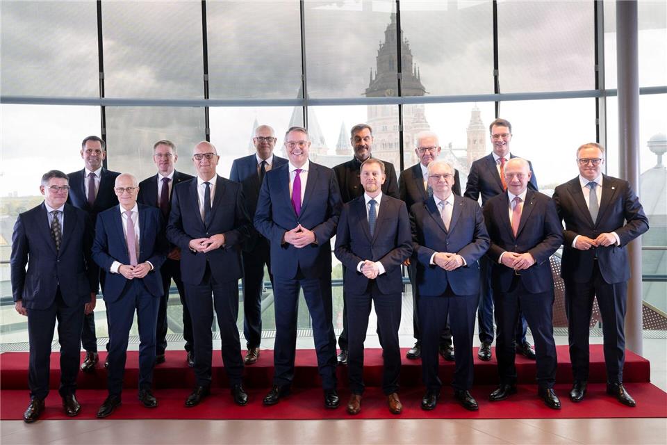 Ministerpräsidentenkonferenz in Mainz geht zu Ende  14 Länderchefs beraten sich zwei Tage lang im Schatten des Mainzer Doms, allesamt Männer. Boris Roessler/dpa