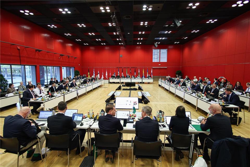 Länder gegen fixes Verbrenner-Aus und für Sozialstaatsreform  14 Länderchefs diskutierten zwei Tage lang in der Mainzer Rheingoldhalle. Nicht mit dabei waren die Ministerpräsidentinnen des Saarlandes und von Mecklenburg-Vorpommern, Anke Rehlinger und Manuela Schwesig (beide SPD). Hannes P. Albert/dpa