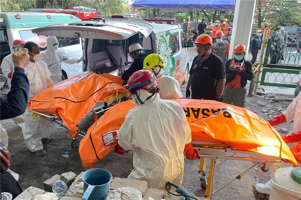 14 Tote, 49 Vermisste nach Schuleinsturz in Indonesien 14 Menschen haben das Unglück nicht überlebt, 49 werden vermisstTrisnadi/AP/dpa
