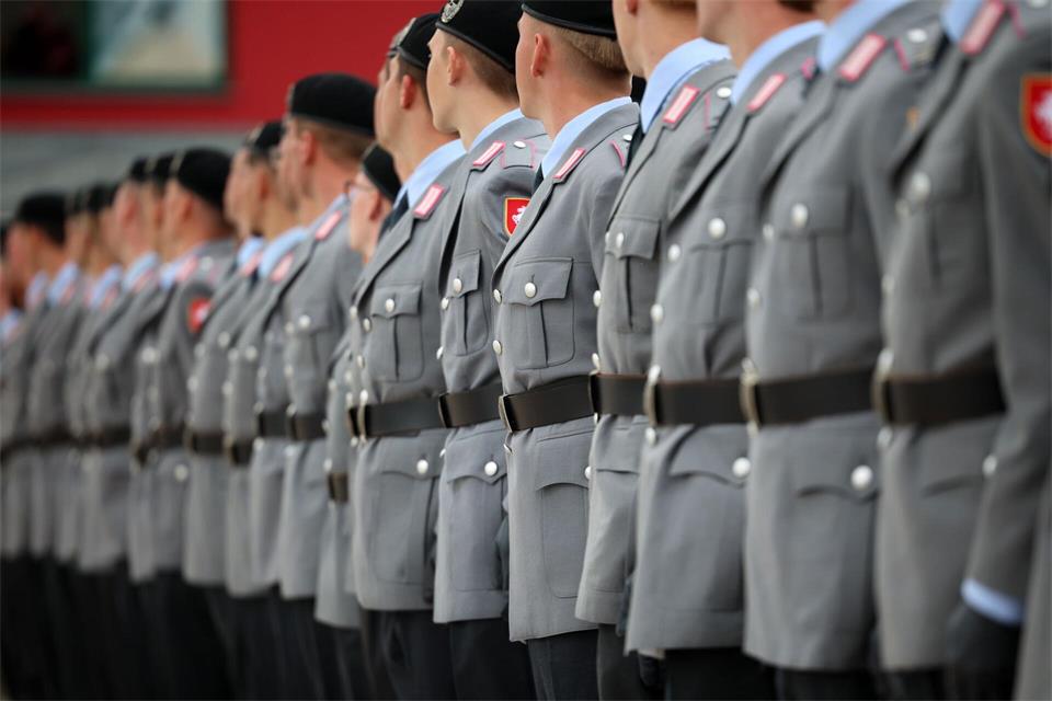 145 Rekrutinnen und Rekruten des Sanitätsregimentes 1 schwören heute ihren Eid mitten in Halle. (Symbolbild)Christoph Reichwein/dpa