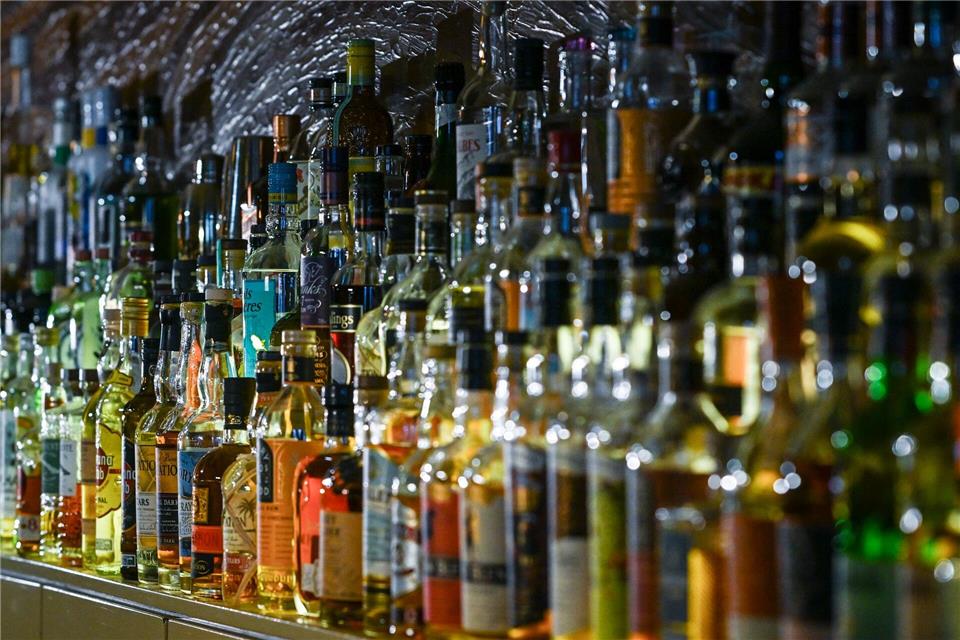 Erneut weniger Jugendliche mit Alkoholvergiftung in Kliniken 146 junge Menschen aus der Hauptstadt landeten im vergangenen Jahr wegen zu viel Alkohol in der Klinik. (Symbolbild)Jens Kalaene/dpa
