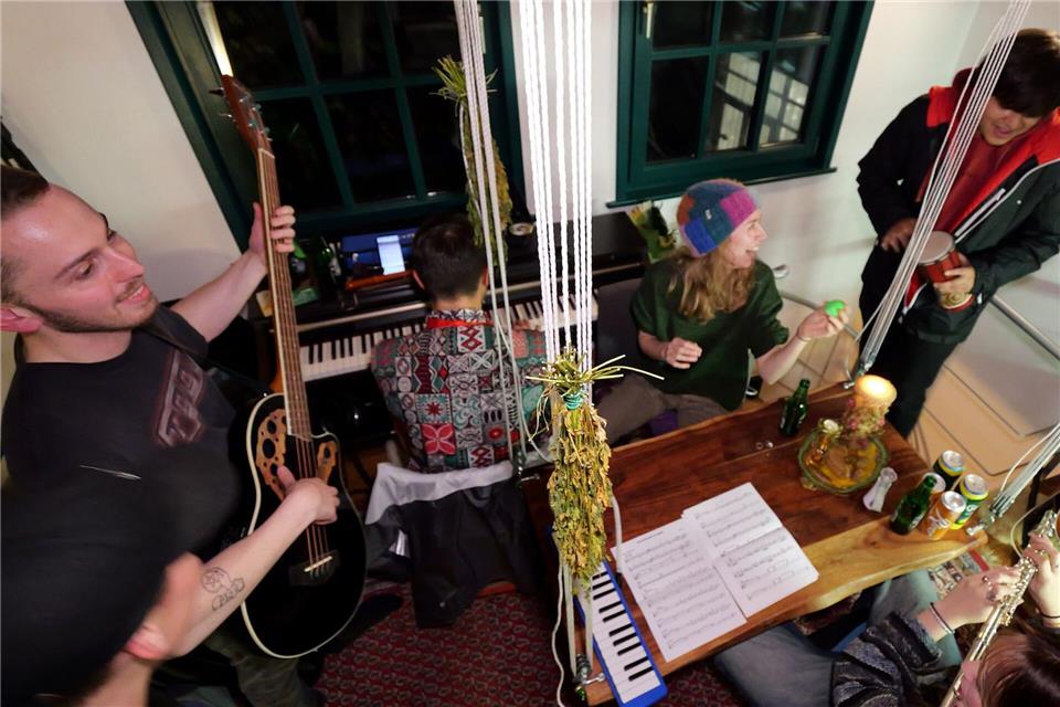 Leben in „Deutschlands kleinstem Studentenwohnheim“  15 Gäste hatte Jeremies schon mal in seiner Küche.Jörn Hüneke/dpa