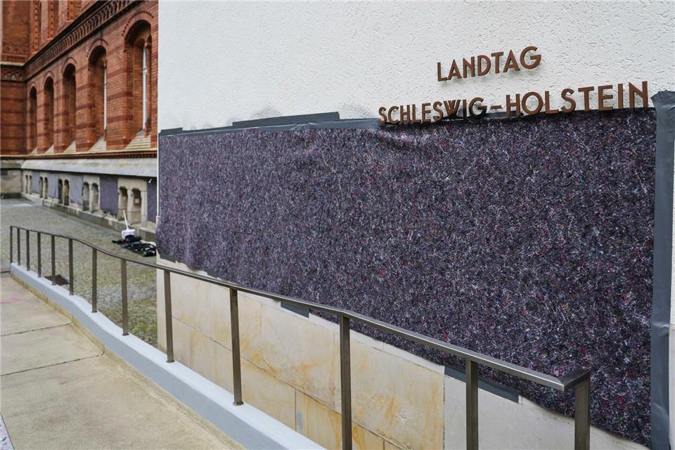 15 Graffiti hat die Polizei am Landtag in Kiel festgestellt. Sie wurden schnell abgedeckt. Frank Molter/dpa