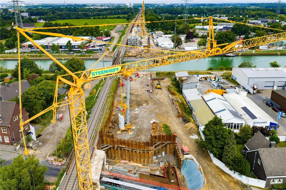 1,5 Meter höher wurde die Bahn-Brücke über den Wesel-Datteln-Kanal gebaut - das hat weitreichende Auswirkungen. (Archivbild)Christoph Reichwein/dpa