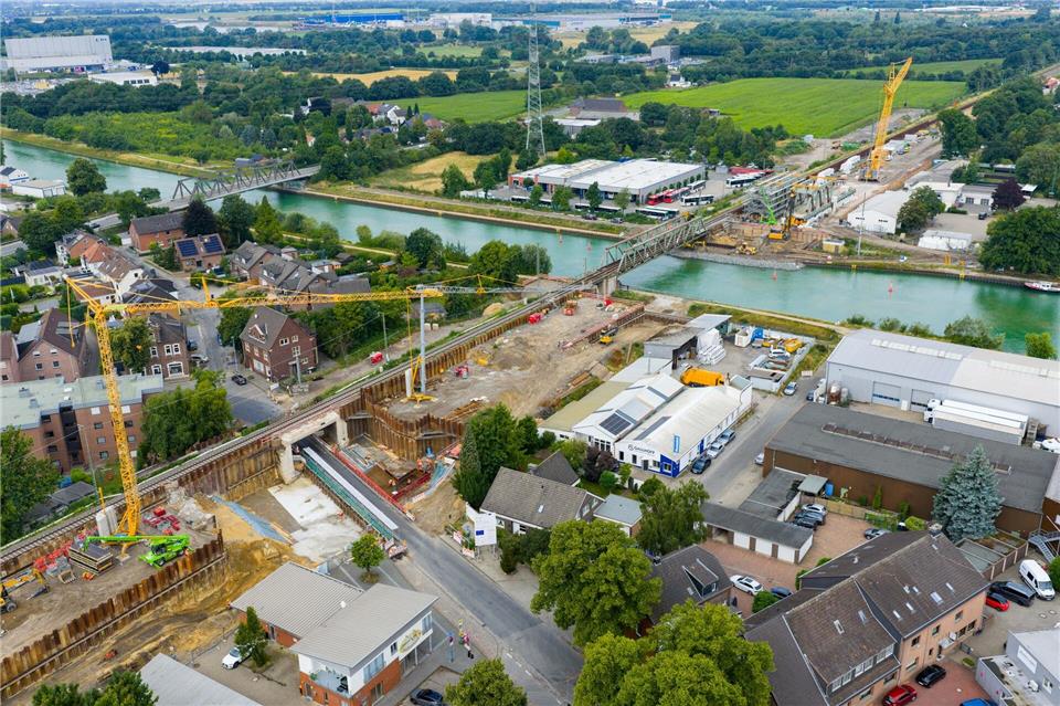 1,5 Meter höher wurde die Bahn-Brücke über den Wesel-Datteln-Kanal gebaut - das hat weitreichende Auswirkungen. (Archivbild)Christoph Reichwein/dpa