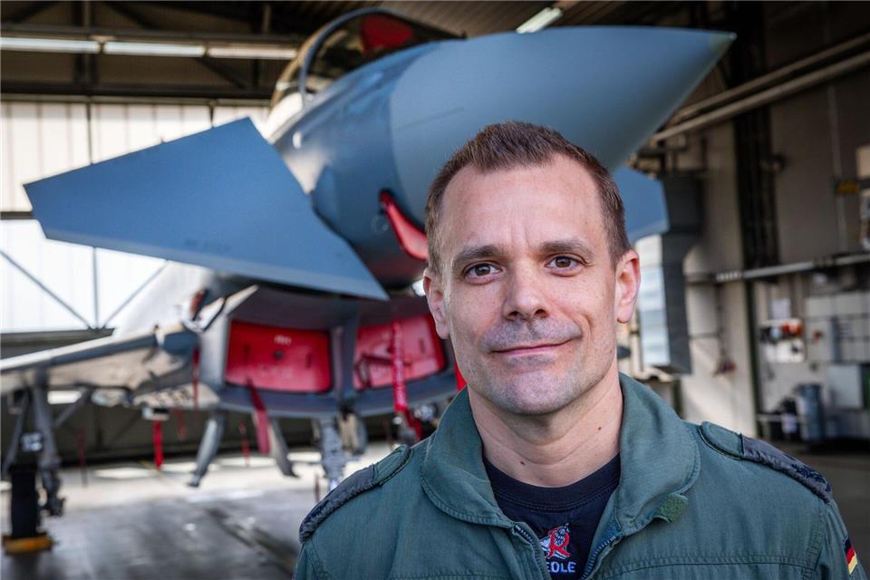 15 Minuten nach dem Alarm müssen die Eurofighter in der Luft sein, sagt Thomas Kötting, Kommandeur der Fliegenden Gruppe des Taktischen Luftwaffengeschwaders 71 „Richthofen“.Jens Büttner/dpa