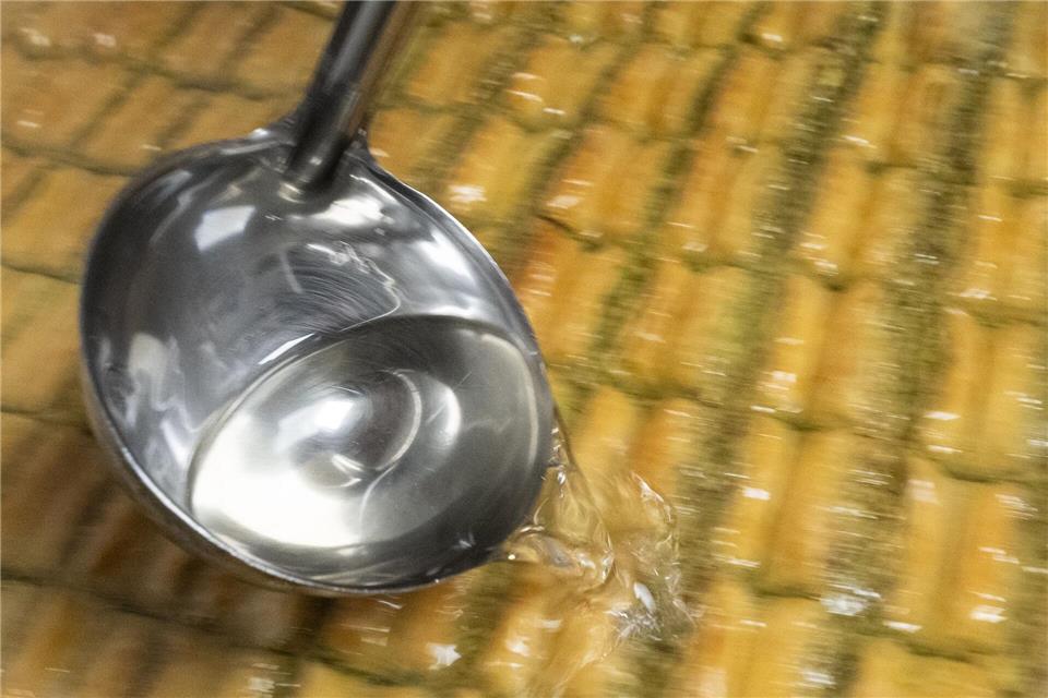 15 bis 20 Bleche verkaufe das Team während des Ramadan täglich, manchmal bis zu 25. Boris Roessler/dpa