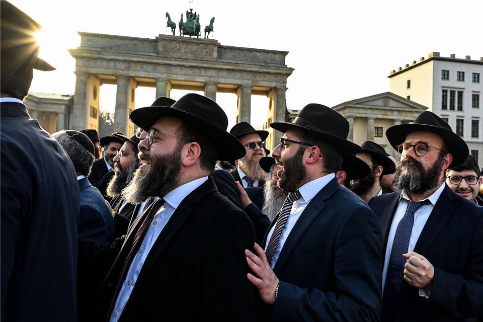 150 Rabbiner aus zahlreichen europäischen Ländern sind in Berlin zusammengekommen.Jens Kalaene/dpa