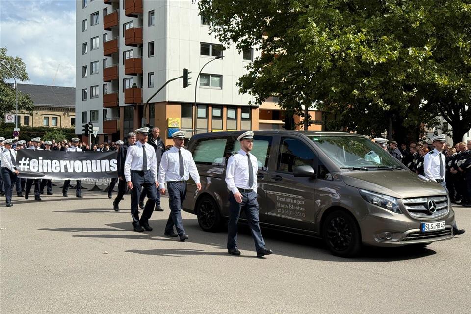 Tiefe Trauer im Saarland - Abschied von getötetem Polizisten 1.500 bis 2.000 Menschen kamen, um dem getöteten Polizisten die letzte Ehre zu erweisenBirgit Reichert/dpa