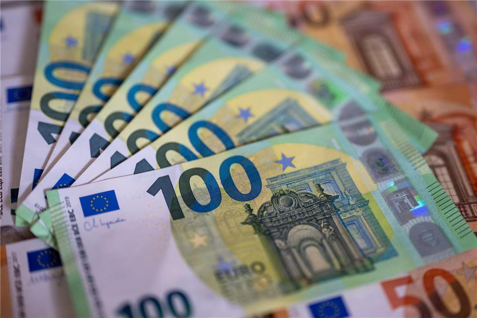 15.000 Euro in bar können dank einer ehrlichen Finderin an die Eigentümerin übergeben werden. (Symbolbild)Monika Skolimowska/dpa