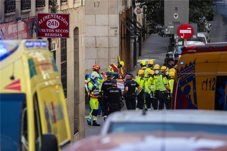 Verletzte und Vermisste nach Gebäudeeinsturz in Madrid 16 Einheiten der Feuerwehr waren im Einsatz.Alejandro Martínez Vélez/EUROPA PRESS/dpa