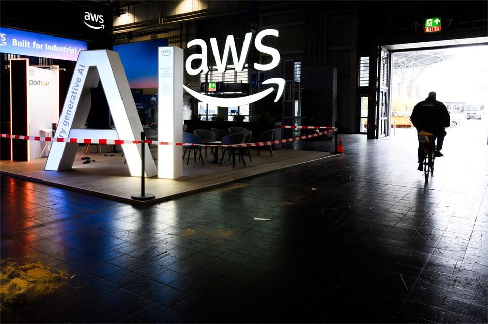 16 Milliarden Euro will Amazon 2027 in Deutschland investieren – ein großer Teil soll in den Ausbau von Rechenzentren für den Cloud-Anbieter AWS rund um Frankfurt fließen. (Archivbild)Julian Stratenschulte/dpa