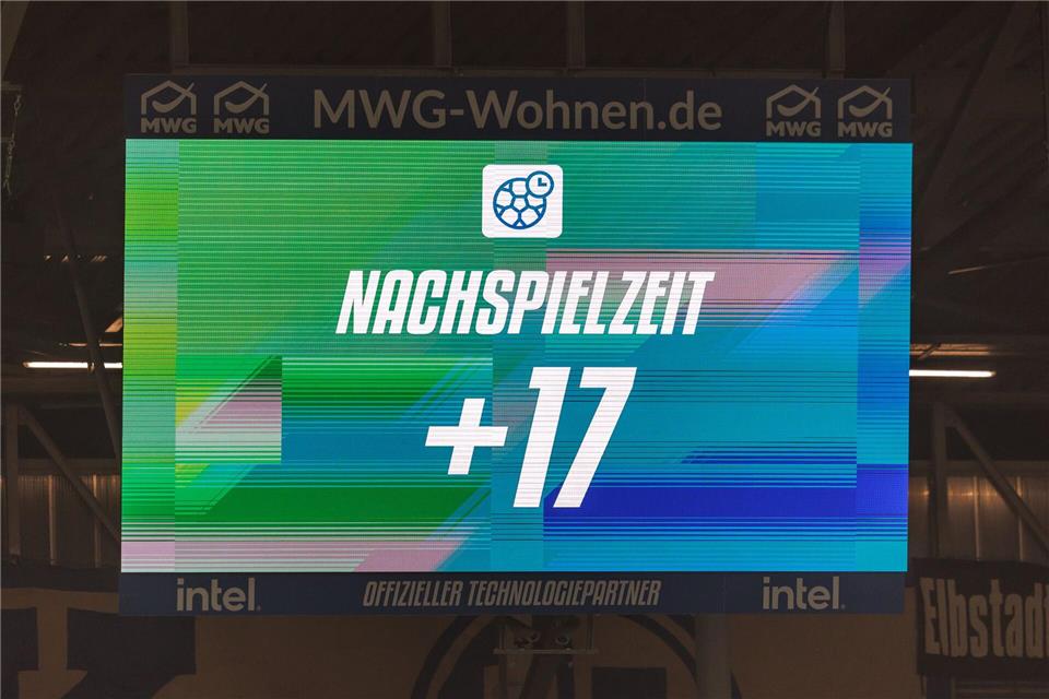 17 Minuten Nachspielzeit gibt es nach der Pyro-Unterbrechung. Andreas Gora/dpa