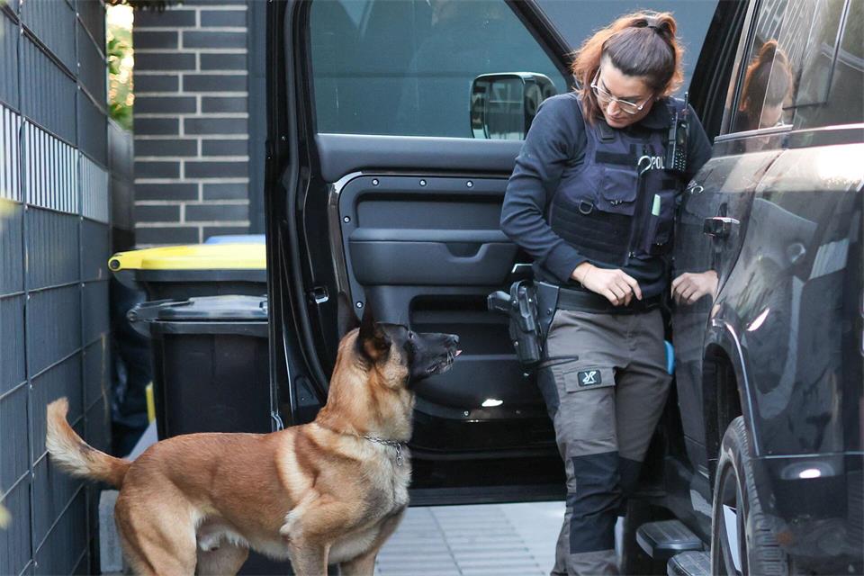 1.700 Einsatzkräfte waren an der Razzia beteiligt - und 50 Spürhunde. Christoph Reichwein/dpa