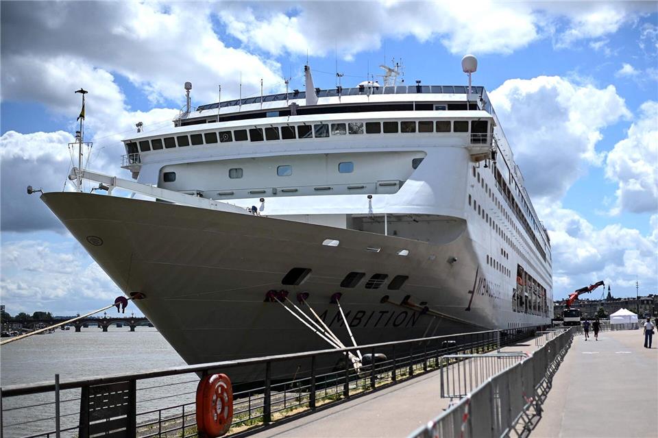 1.700 Passagiere und Crew-Mitglieder sitzen nach einer Welle von Magen-Darm-Erkrankungen auf einem Kreuzfahrtschiff in Bordeaux fest.Christophe Archambault/AFP/dpa