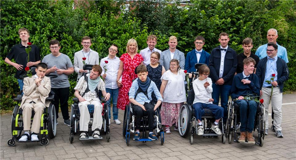 18 Entlassschüler erhielten ihr Abschlusszeugnis und eine rote Rose.