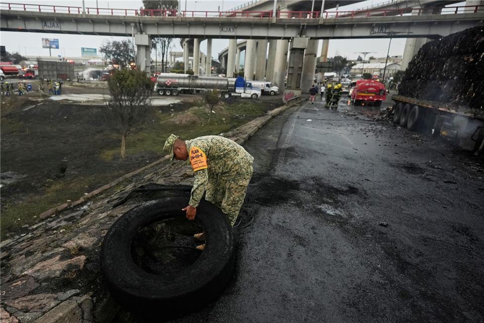 18 Fahrzeuge gerieten in Brand. Fernando Llano/AP/dpa