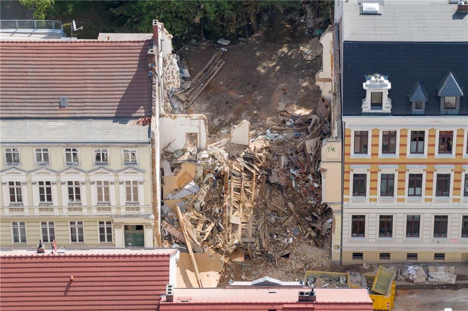 18 Häuser mussten nach dem Hauseinsturz von der Gasversorgung abgeschnitten werden - die Hälfte wird nun wieder versorgt. Sebastian Kahnert/dpa