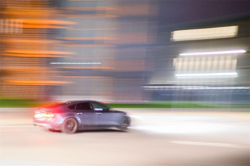 18-Jähriger rast durch die Stadt. (Symbolbild)Julian Stratenschulte/dpa