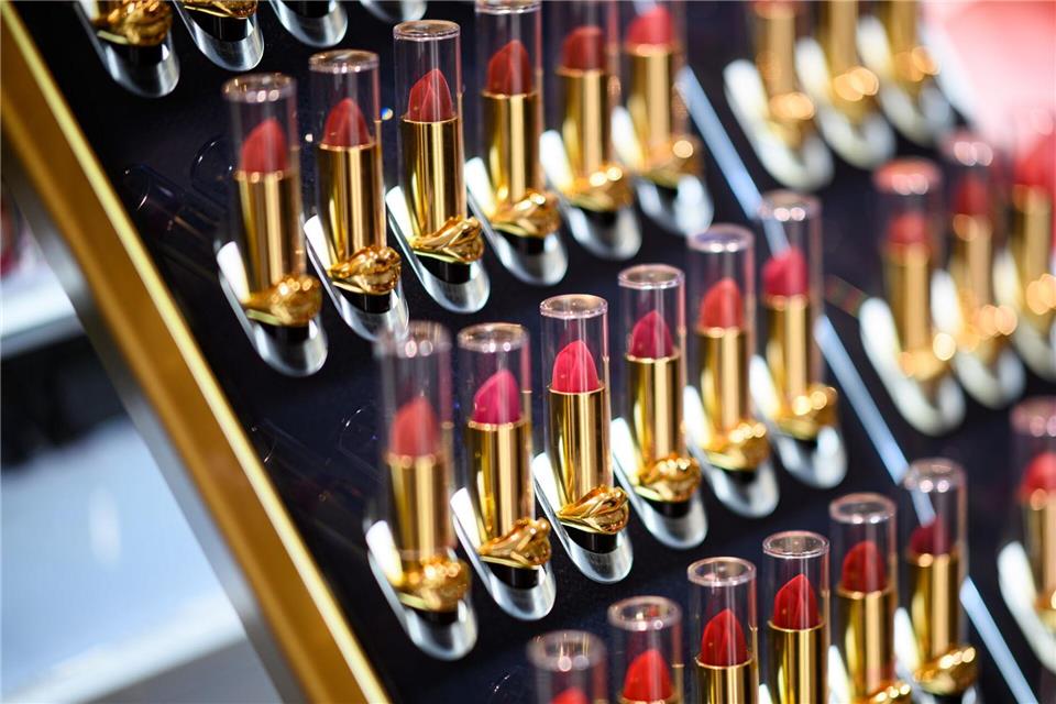 18 Milliarden Euro haben die Menschen in Deutschland im laufenden Jahr für Schönheitspflegeprodukte aus heimischer Produktion ausgegeben - 6,3 Prozent mehr als ein Jahr zuvor. (Symbolbild)Daniel Reinhardt/dpa