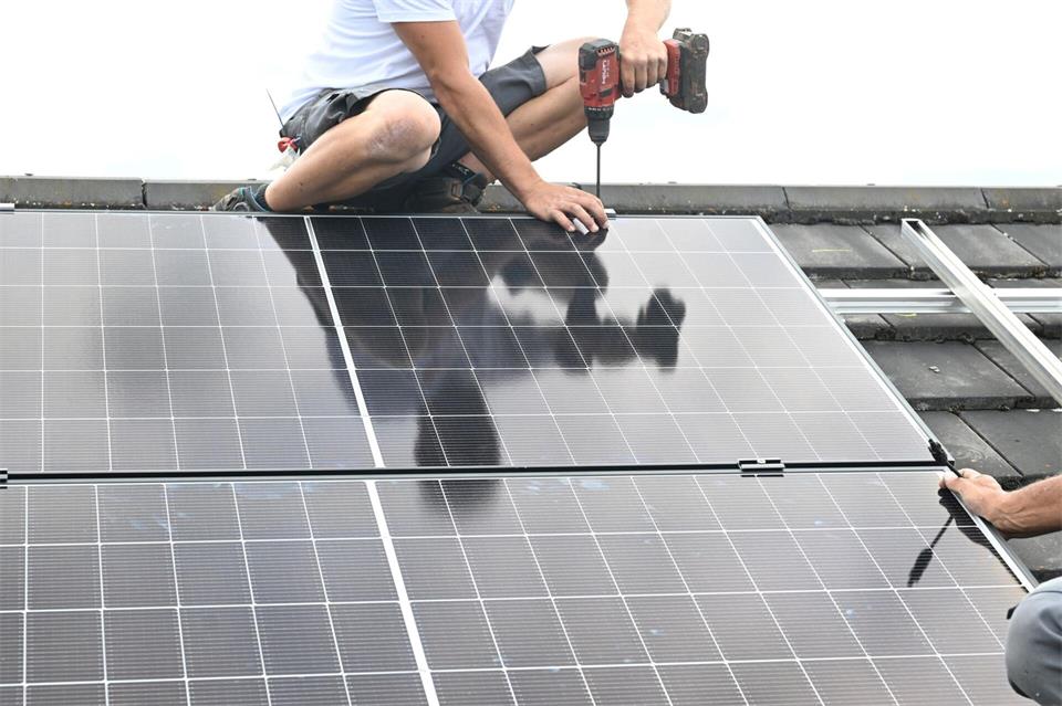 18 Prozent der Privathaushalte in Deutschland haben mittlerweile eine Photovoltaik-Anlage auf dem Dach. (Symbolbild)Bernd Weißbrod/dpa
