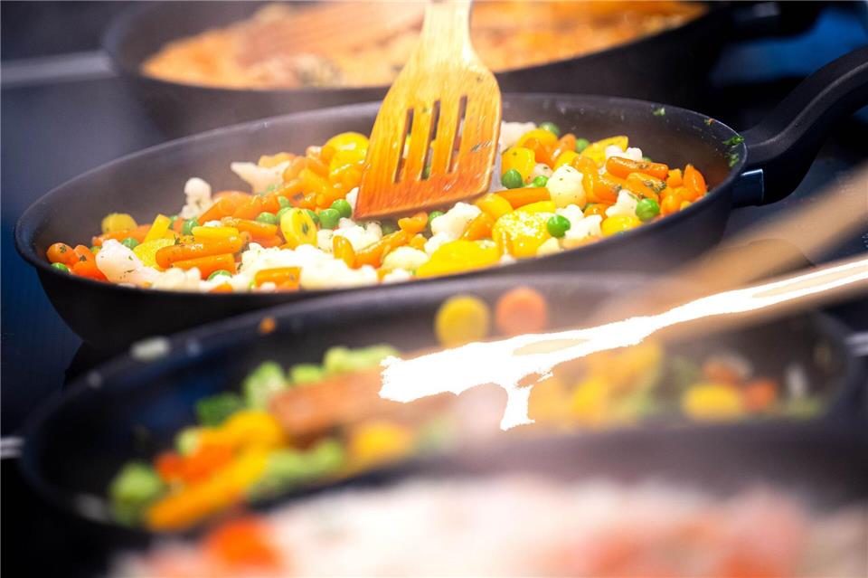 18 Testpackungen Buttergemüse hat die Zeitschrift „Öko-Test“ untersucht. Fazit: 16 der Gemüse-Mischungen sind „sehr gut“.Sina Schuldt/dpa/dpa-tmn