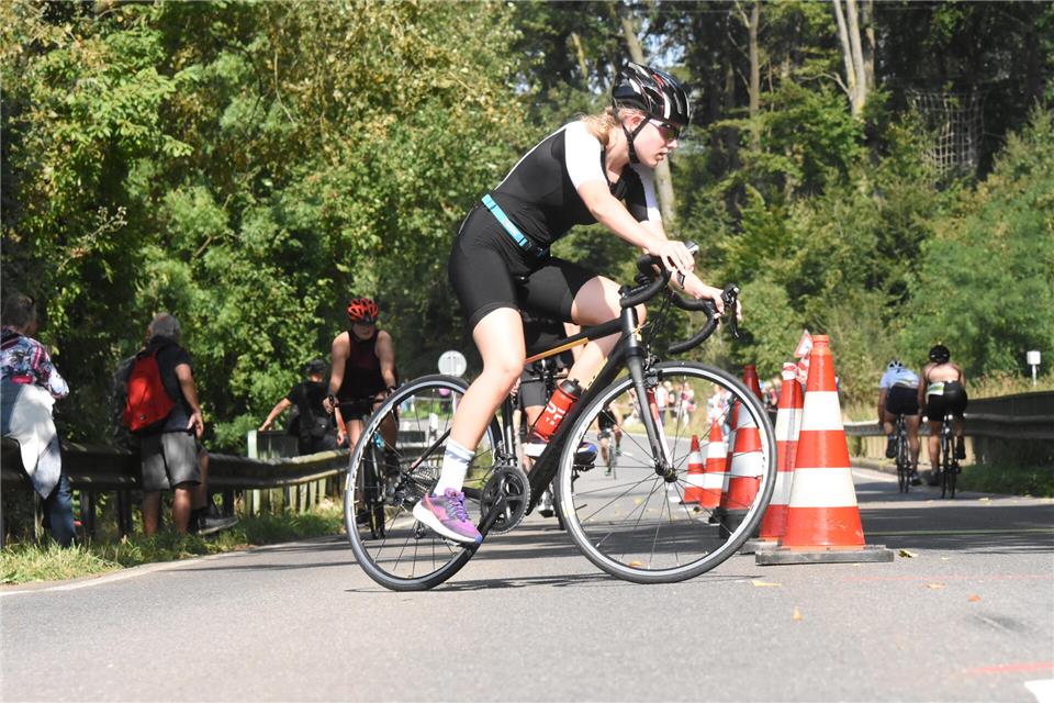 180-Grad-Kurve beim Radfahren: Triathleten auf der (abgesperrten) Radrennstrecke Pröbstinger Busch.