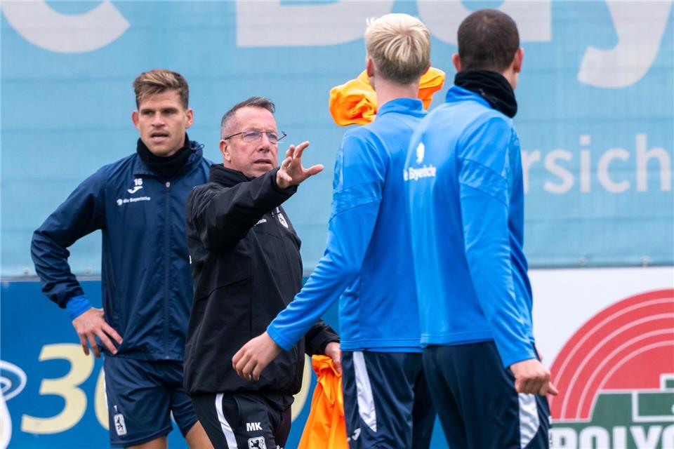 1860 empfängt Topteam Cottbus: Nicht „einlullen“ lassen  1860-Trainer Markus Kauczinski muss gegen Cottbus auf Abwehrchef Raphael Schifferl verzichten. (Archivfoto)Peter Kneffel/dpa